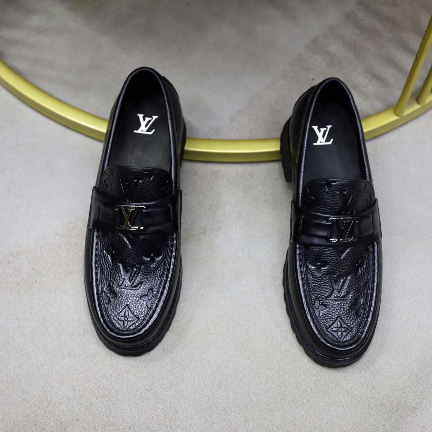 Ex-factory price: 600💰Louis Vuitton LV men's classic Oxford shoes, men's business formal boutique leather shoes, classic style, almond kernel exquisite toe, ultimate art, the whole shoe is made of imported cow leather (open edge beads), carefully selected, fine pores, excellent gloss, soft texture, strong toughness, durable and not easy to deform, apricot fetal cowhide leather lining, soft and comfortable, sweat-absorbent and breathable. Foam outsole, original box and dust bag packaging! Size: 38–44 (45/46 customized)